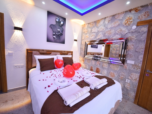  gece  -  Kasım
  | Kalkan Akbel'de Romantik Jakuzili Villa Tatili: Korunaklı Havuz ve Özel Anlar